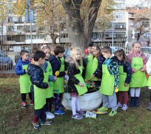 Деца от „Чайка“ садиха цветя в двора на градината, над 400 техни връстници се включват в инициатива на Община Пловдив