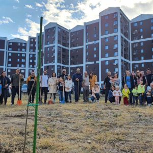 Засадиха десетки фиданки при зелена инициатива в „Тракия“