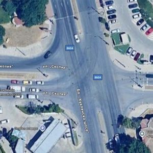 Асфалтират ключово кръстовище през нощта