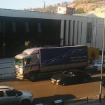 Голяма галерия плюс малко входче е равно на задръствания и тъжен смях