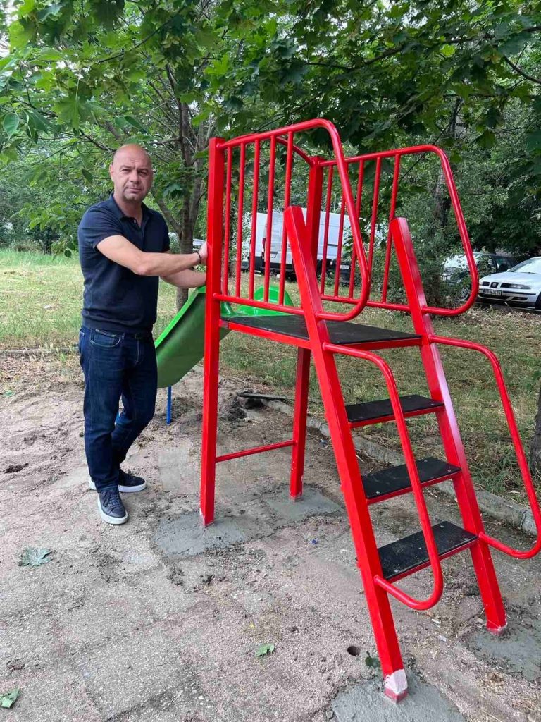 Ремонтират детски площадки между блоковете в „Тракия”