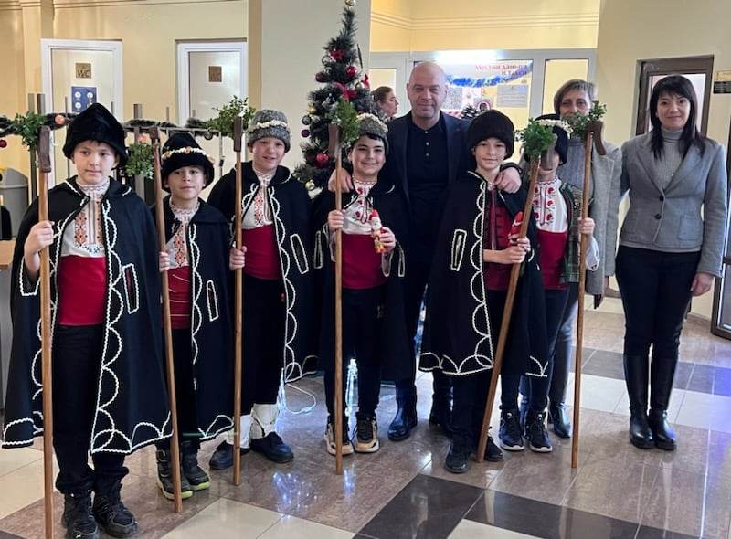 Деца от СУ „Свети Седмочисленици” с коледен концерт в кметството в „Тракия”