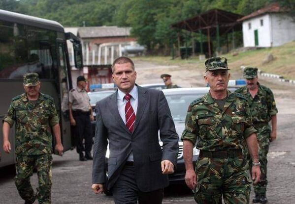 Николай Цонев - имам неща за довършване в политиката. писна ми да гледам как се гаврят с хората и военните