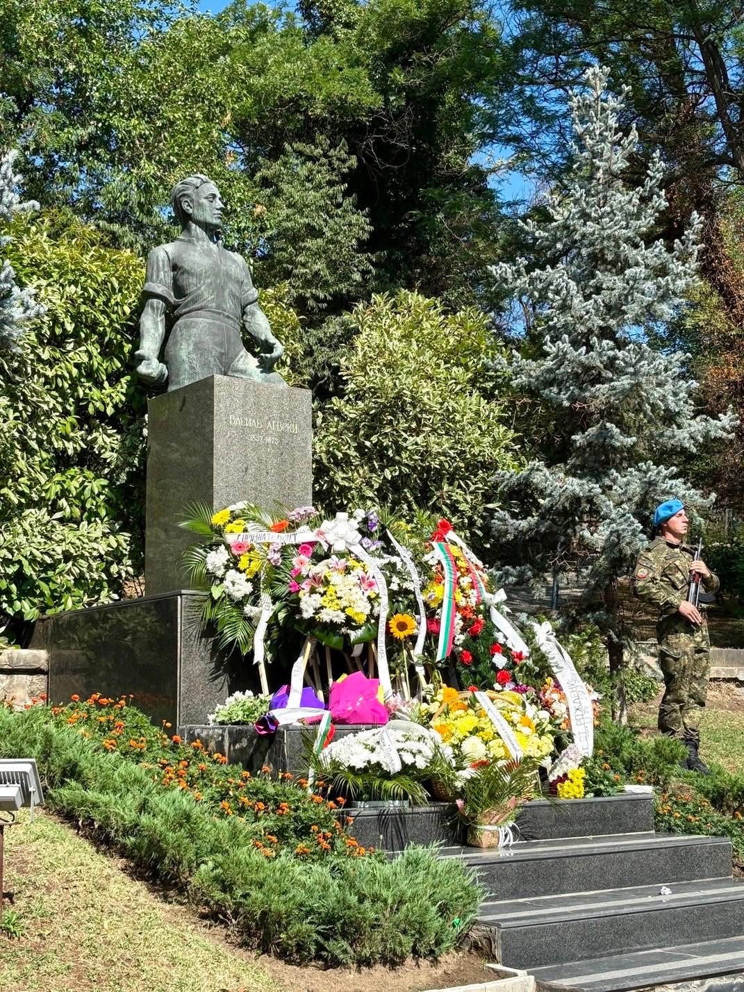 Кметът на район „Тракия“ поднесе венец по повод 188-ата годишнина от рождението на Васил Левски