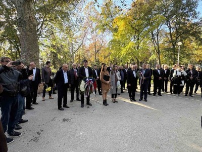 pametnikanaprofAntonBezenshek2