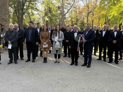 pametnikanaprofAntonBezenshek4